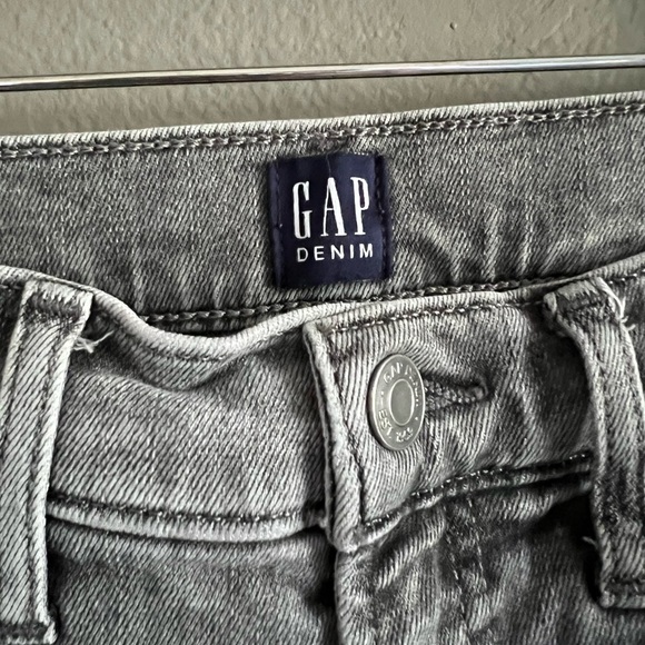 GAP | Mid Rise True Skinny Jeans in Grey Wash - Picture 4 of 5